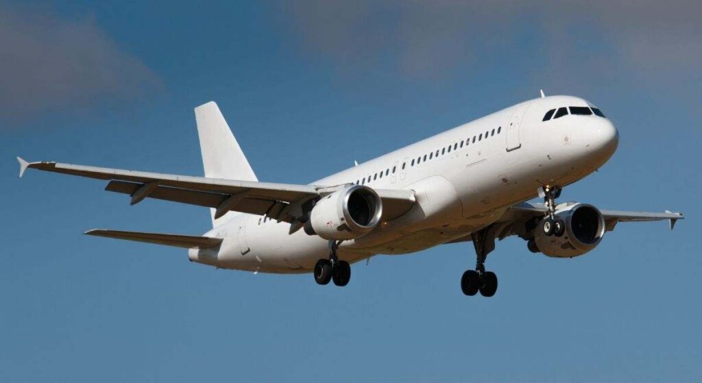 Para qué sirve el modo avión del móvil y por qué no conviene quitarlo justo al aterrizar