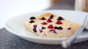 Pastel de arándanos y yogur, una receta barata y perfecta para la pérdida de grasa, según un dietista