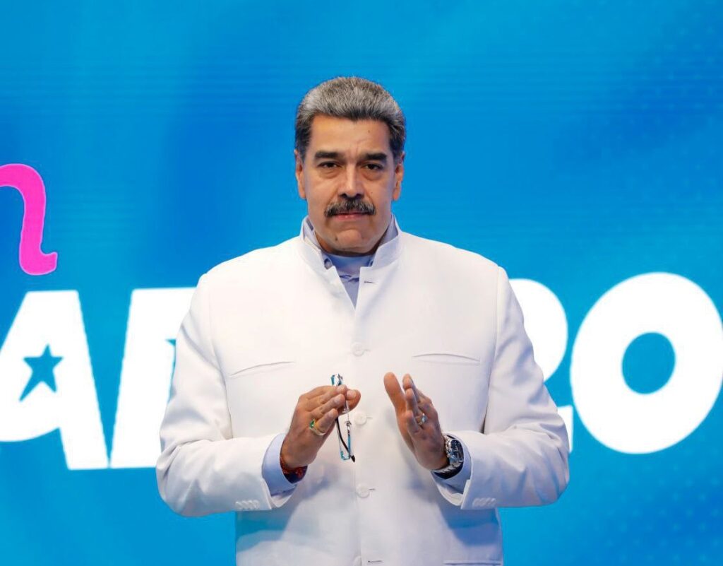 "Peace, peace, peace": Maduro cambia el lenguaje y, en inglés, busca diálogo en medio de tensión con EE.UU. - AlbertoNews