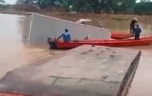 Peligrosa travesía: Camión se volcó mientras cruzaba en chalana por un río hasta Guárico (VIDEOS)