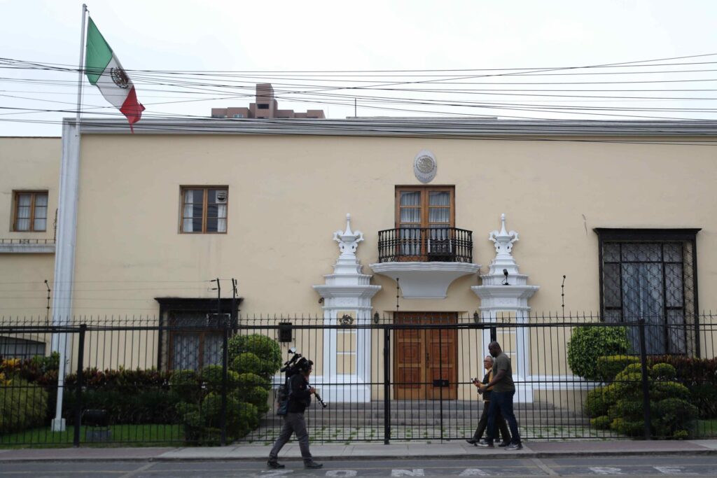 Perú da un "plaza perentorio" a encargada de la embajada de México para abandonar el país - AlbertoNews