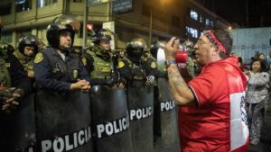 Perú declara el estado de emergencia por la migración y refuerza el control policial en la frontera con Chile | elperiodico.com