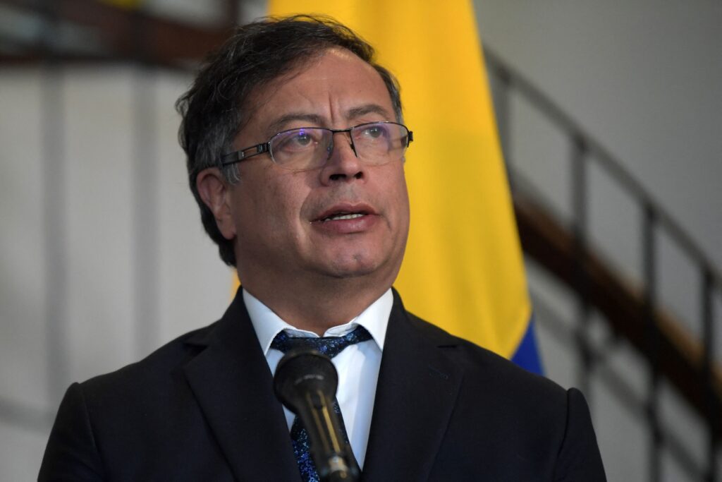 Petro ordena bombardeo contra disidencias de las FARC en el sureste de Colombia - AlbertoNews