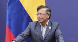 Petro pregunta a Trump «bajo qué norma» anuncia cierre del espacio aéreo venezolano