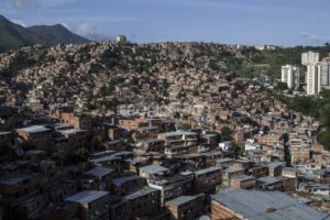 Pobreza en Latinoamérica baja a su nivel más bajo en décadas, pero la región no logra romper la “trampa de la desigualdad”
