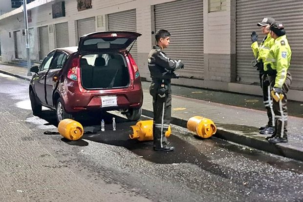 Policía frustra atentado con explosivos en concurrida zona del norte de capital de Ecuador