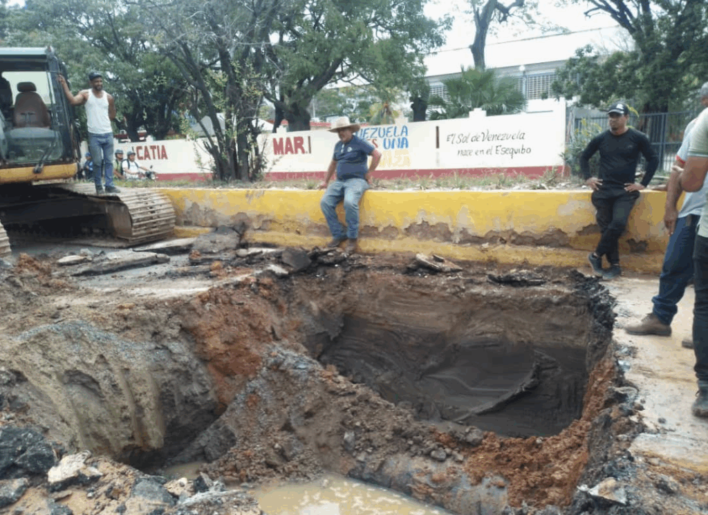 Por tercera vez se revienta tubo matriz en la avenida El Ejército
