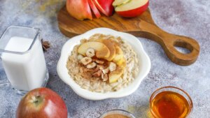 Porridge de avena con manzana, chocolate y canela, un desayuno saludable por menos de 3 euros la ración