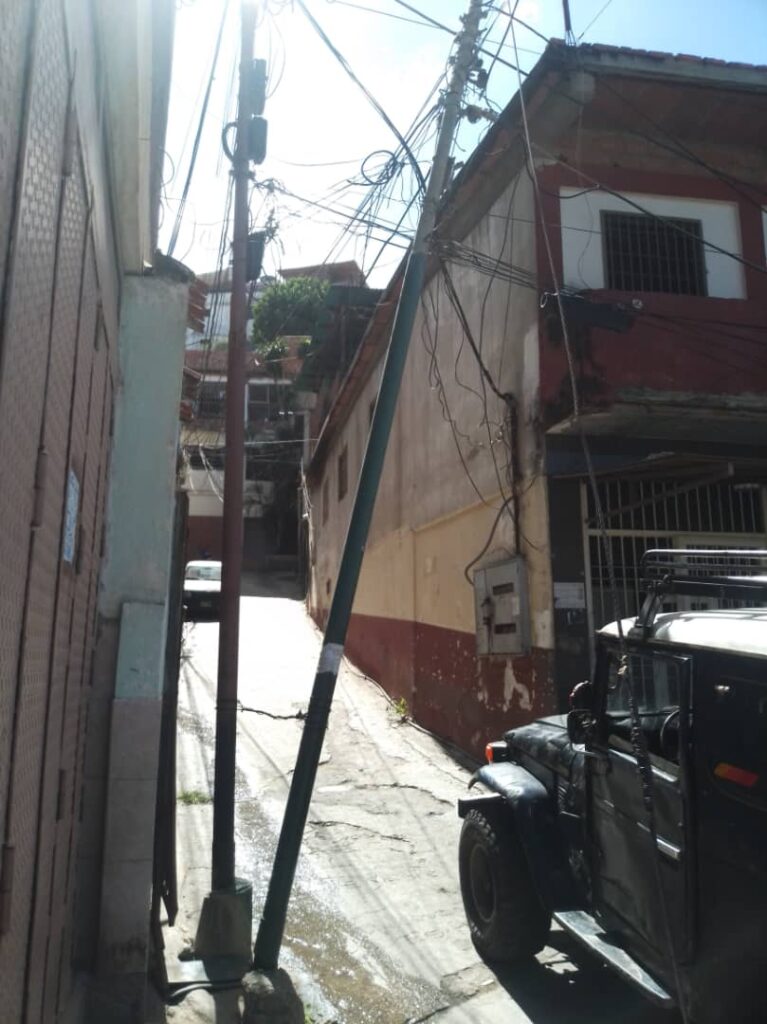 Poste de luz a punto de caer en Los Olivos