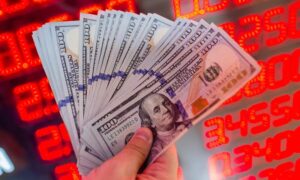 Precio del dólar del 28 de noviembre pasa de largo los 245 Bs