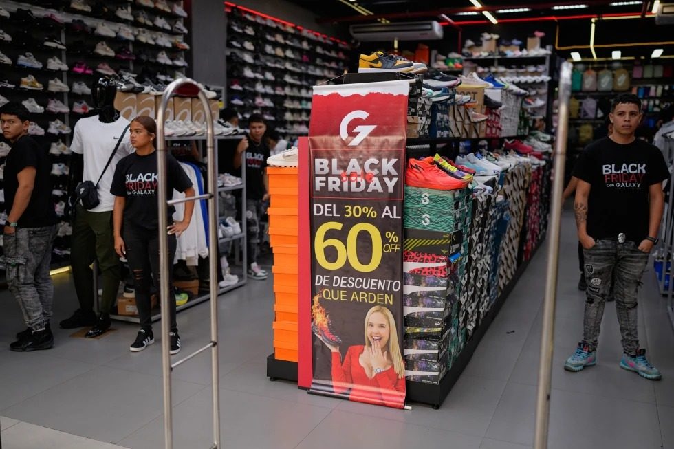 Preocupados por la crisis económica, venezolanos evitan ofertas de Black Friday