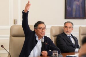 Petro decreta un histórico aumento del salario mínimo en Colombia