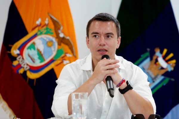 Presidente de Ecuador destaca bajada del riesgo país en cerca de 1.300 puntos desde 2023