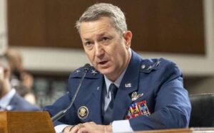 Principal jefe militar de EEUU llega al Caribe mientras Trump aumenta presión sobre Venezuela