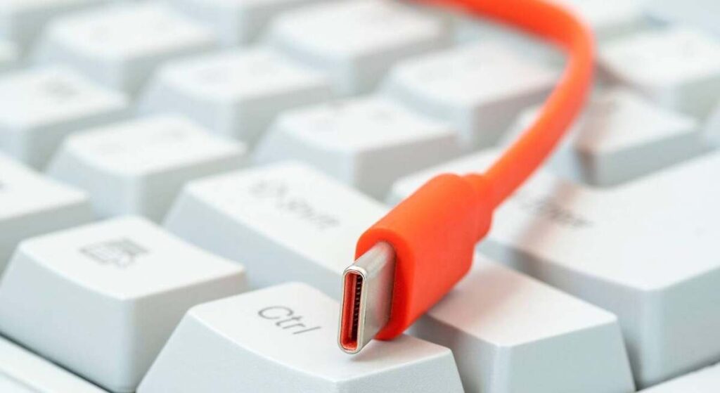 Qué son y para qué sirven los puertos USB naranjas
