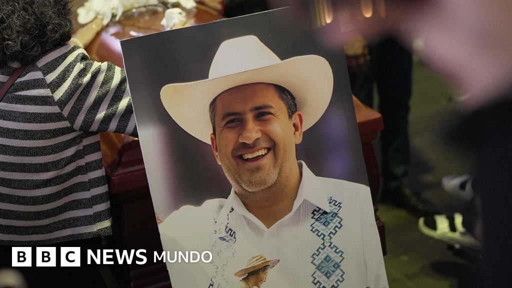 Quién era Carlos Manzo, el alcalde asesinado en México que le había pedido al gobierno de Sheinbaum apoyo para enfrentar al crimen organizado
