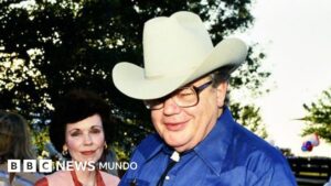 Quiénes fueron los hermanos Hunt, los «gangsters de la plata» que manipularon el precio del metal y provocaron el colapso del mercado
