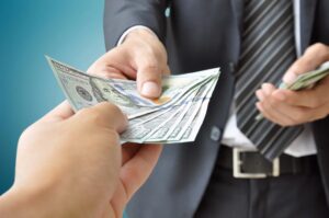 Recibió por error el sueldo de todos sus compañeros y lo que decidió hacer con ese dinero dejó a todos en shock