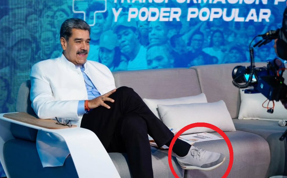 Red Fashion: Los zapatos de goma de casi 900 euros que usa Maduro mientras pide clemencia a Jesucristo