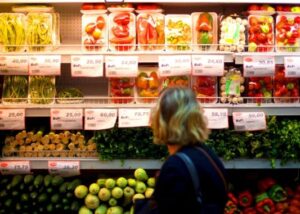 Referenciar precios al dólar oficial eleva las ventas en cadenas de farmacias y automercados