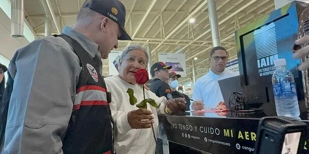 Regresan 298 connacionales en vuelo del plan Vuelta a la Patria