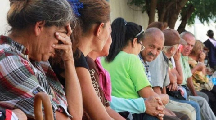 Remedios caseros o morir: la realidad de abuelos venezolanos ante la imposibilidad de comprar medicinas