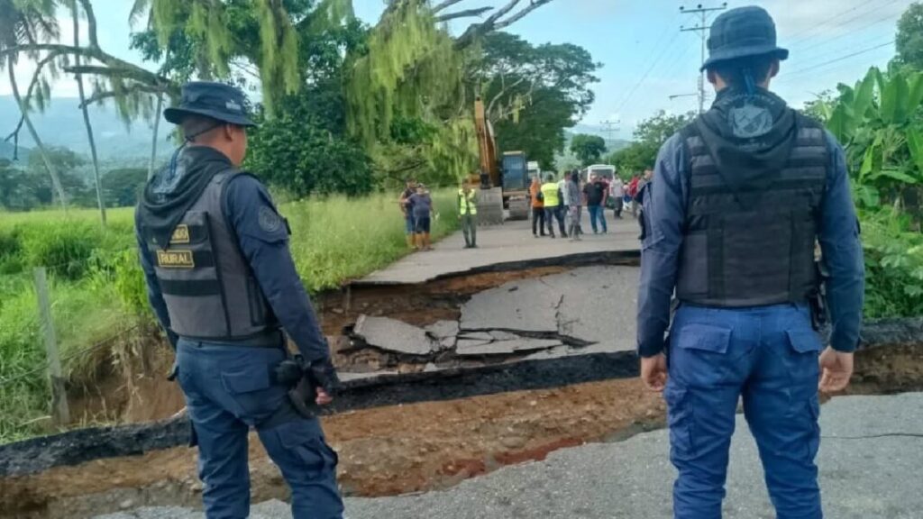 Reportan colapso de vía principal de sector merideño