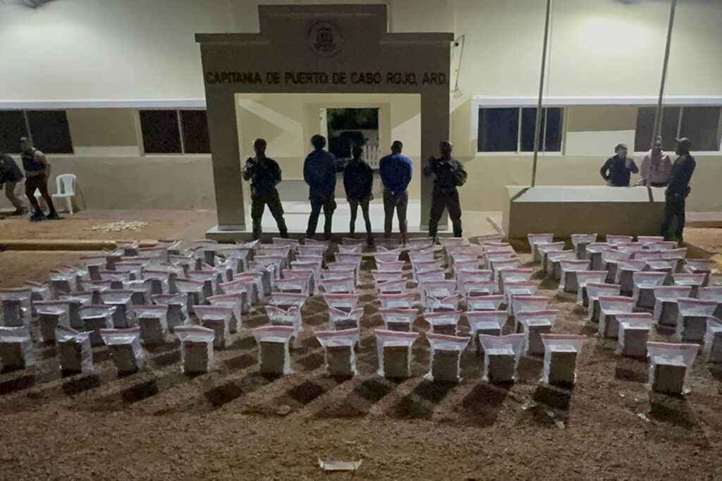 República Dominicana incauta 806 paquetes de cocaína en apoyo a Operación Lanza del Sur: tres dominicanos fueron arrestados - AlbertoNews