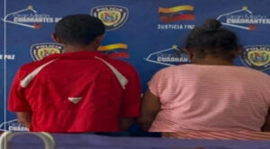 Rescatan a niño encadenado a silla por su papá y abuela