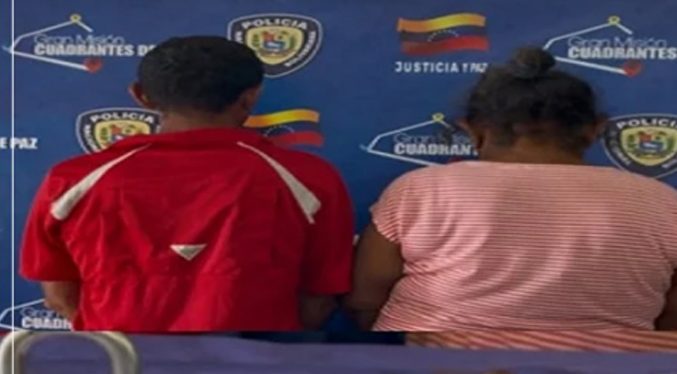 Rescatan a niño encadenado a silla por su papá y abuela