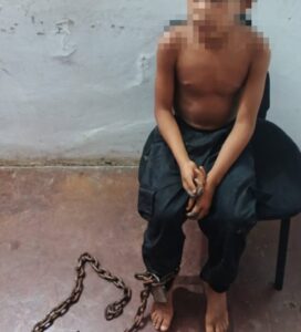 Rescatan a niño que había sido encerrado y encadenado por su papá y abuela