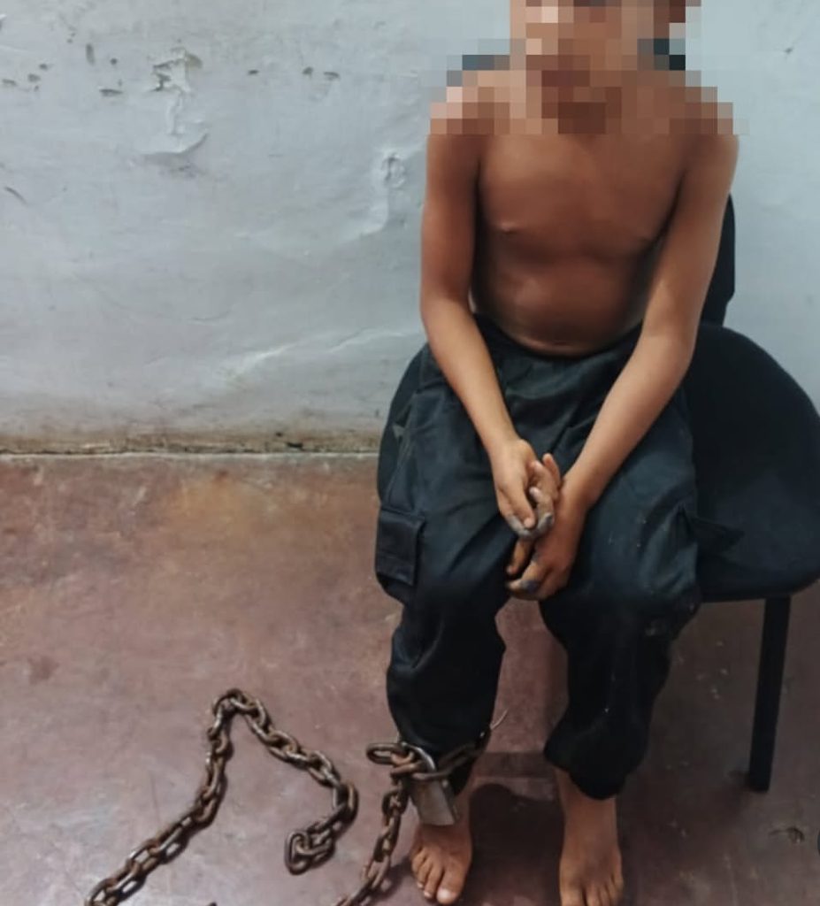 Rescatan a niño que había sido encerrado y encadenado por su papá y abuela