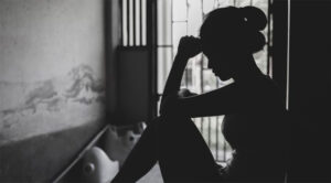 Rescatan a una mujer que estaba cautiva y golpeada por su pareja