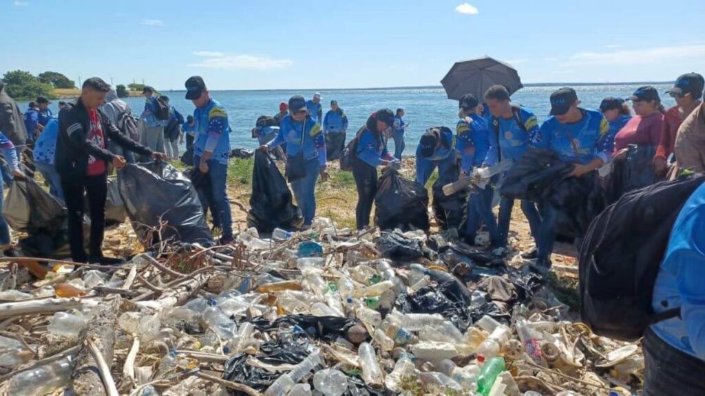 Retiradas más de 300 mil toneladas de desechos del Lago de Maracaibo