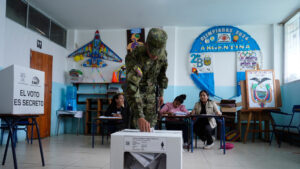 Revés para Noboa: Ecuador dice ‘no’ a las bases extranjeras y a la constituyente