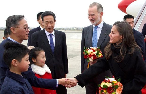 Reyes de España llegan a China para iniciar su visita oficial de tres días