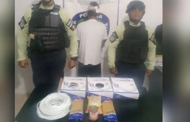 Robaba comida y unos cables pero tuvo aparatoso accidente subiéndose a una pared