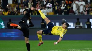 Ronaldo vuelve a anotar espectacular gol de chilena – DW – 24/11/2025