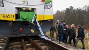 Sabotaje en ferrocarril polaco en ruta clave hacia Ucrania – DW – 17/11/2025