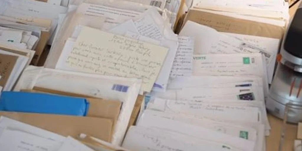 Sarkozy recibe cientos de cartas y regalos de simpatizantes al día en prisión
