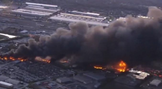 Se estrella avión de carga al despegar de aeropuerto en Kentucky