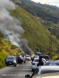 Se incendió vehículo en vía hacia la frontera – Diario La Nación