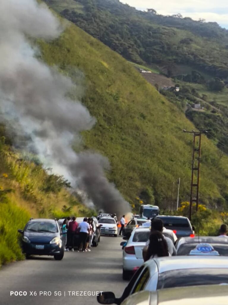 Se incendió vehículo en vía hacia la frontera – Diario La Nación
