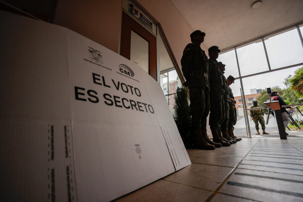 Se reparten en Ecuador los últimos paquetes electorales antes del referéndum - AlbertoNews