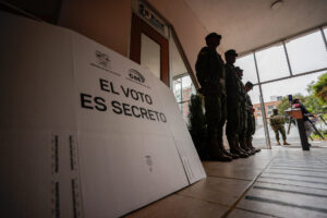 Se reparten en Ecuador los últimos paquetes electorales antes del referéndum – AlbertoNews