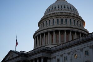 Senadores republicanos y demócratas alcanzan acuerdo para reabrir gobierno federal, según medios