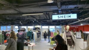 Shein retrasa la apertura de sus nuevas tiendas en Francia tras sus últimas polémicas | elperiodico.com