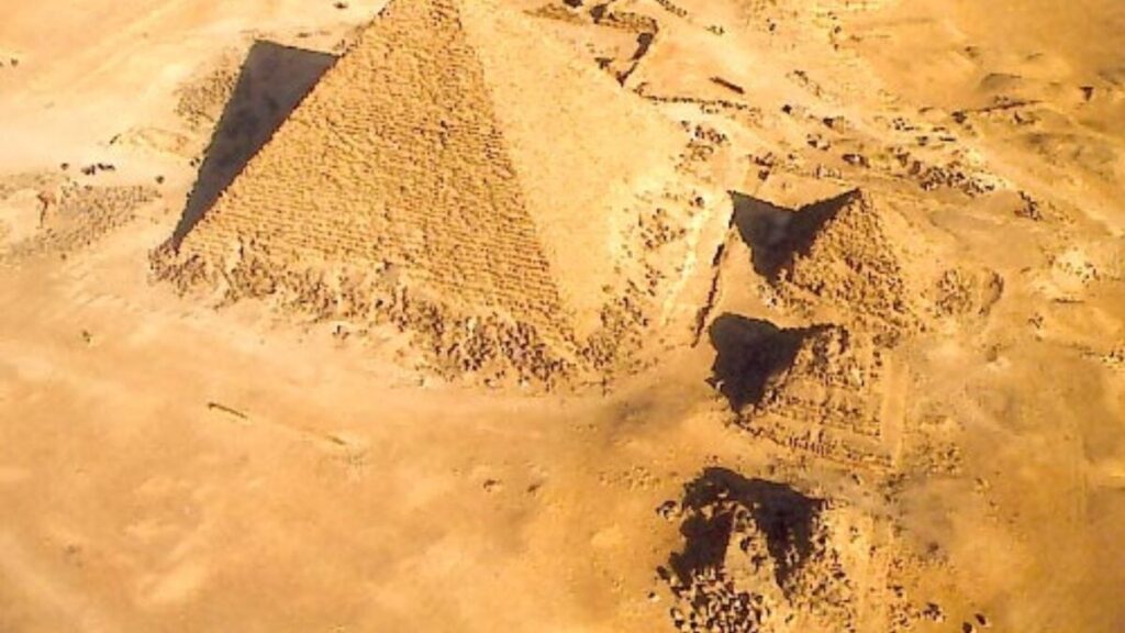 Siempre hemos estado convencidos que la pirámide de Micerino estaba totalmente explorada. Pero dos anomalías recién detectadas sugieren que podría ocultar una entrada secreta jamás documentada