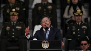 Siete menores mueren en ataque contra guerrilla en Colombia – DW – 15/11/2025