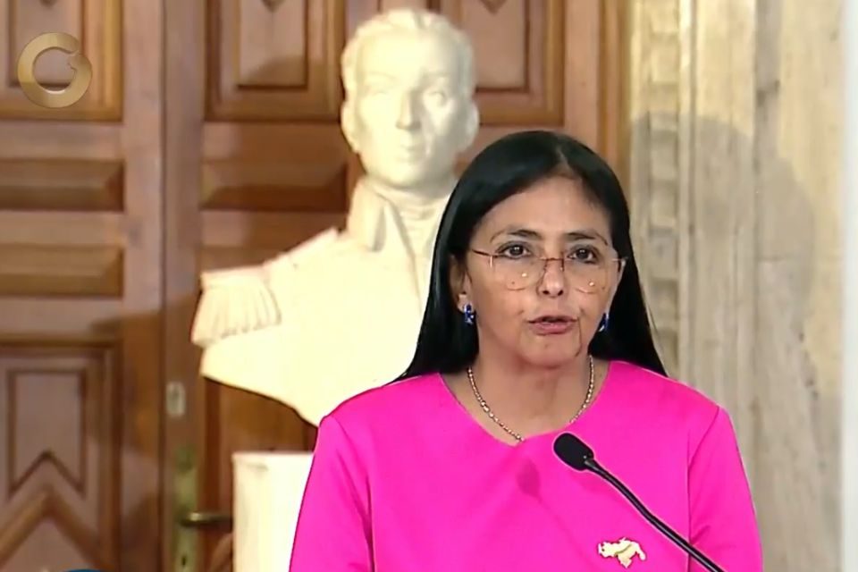 Sin dar detalles, Maduro ordena plan especial de retorno de viajeros por amenazas de EEUU